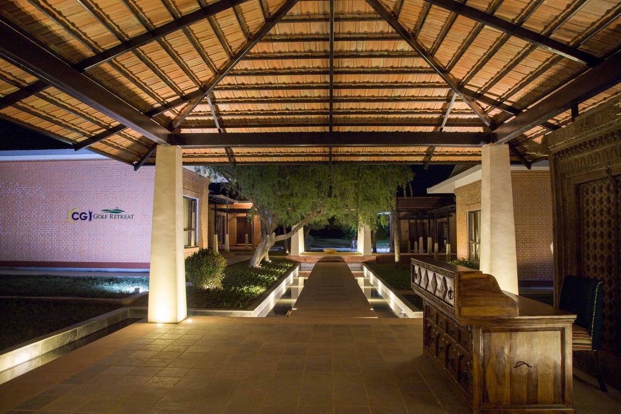 Miraaya Wellness And Golf Resort チトワン エクステリア 写真